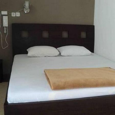 Hotel Nirwana Situbondo Redpartner Banyuanget ภายนอก รูปภาพ