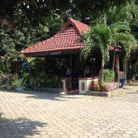 Hotel Nirwana Situbondo Redpartner Banyuanget ภายนอก รูปภาพ